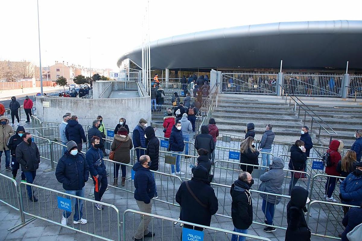 Colas en el Multiusos Sánchez Paraíso para recibir la tercera dosis.