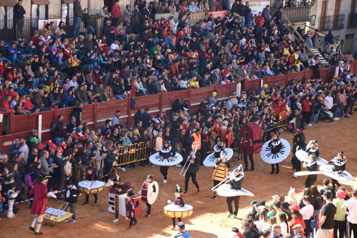 Desfile del concurso de disfraz callejero de 2020 en la Plaza Mayo.