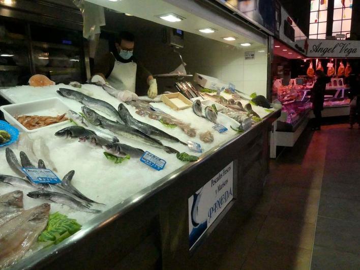 Las pescaderías continúan con muy poca demanda a pesar de que los precios bajan ligeramente.