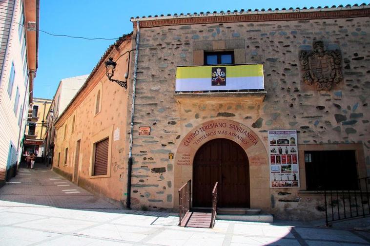 Visitantes de la villa ducal llegando al Centro Teresiano Sanjuanista en la plaza de las Madres Carmelitas.