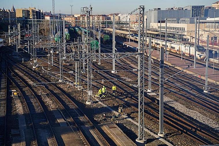 Nudo de vías de ferrocarril, muchas de ellas electrificadas, en el entorno de la estación de la capital del Tormes.