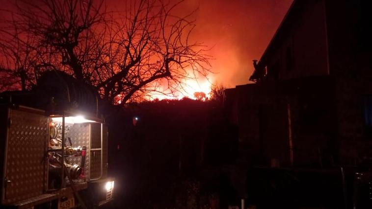 Uno de los focos del incendio en Monsagro.