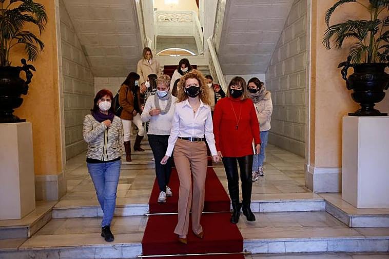 Ana Suárez, junto a las integrantes del nuevo grupo de trabajo.
