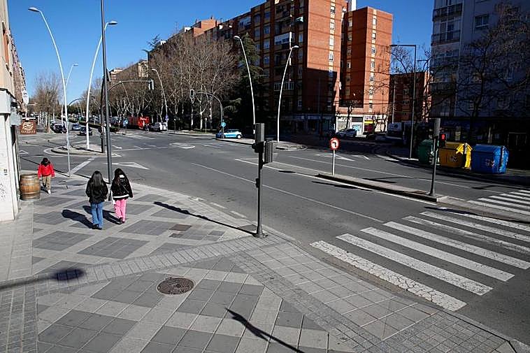 Configuración actual de la intersección de Federico Anaya y Los Cedros con dos “medias lunas”. I ALMEIDA
