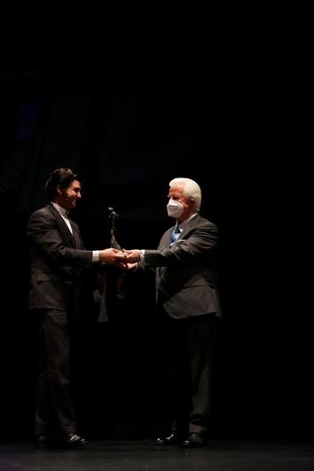 Morante de la Puebla recibe el premio de las manos de ‘El Viti’