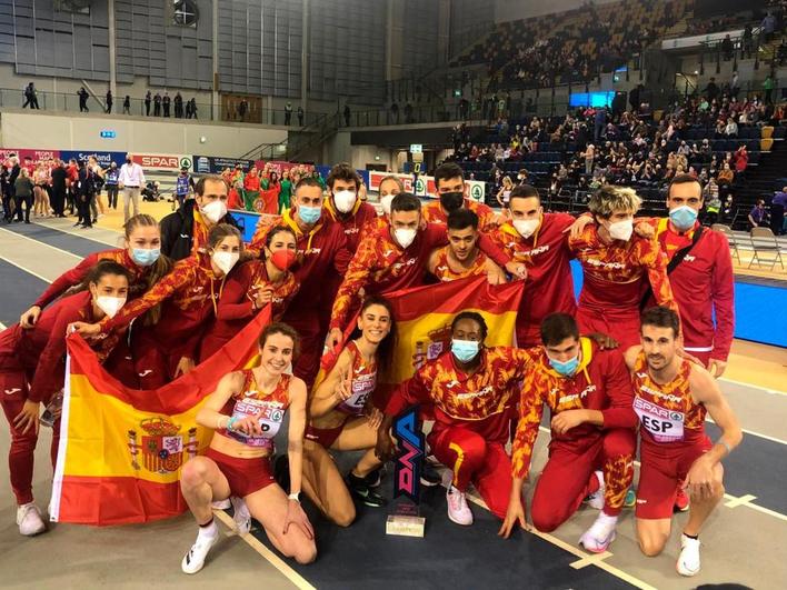 Lorena Martín y Álvaro de Arriba posan junto a sus compañeros y el trofeo