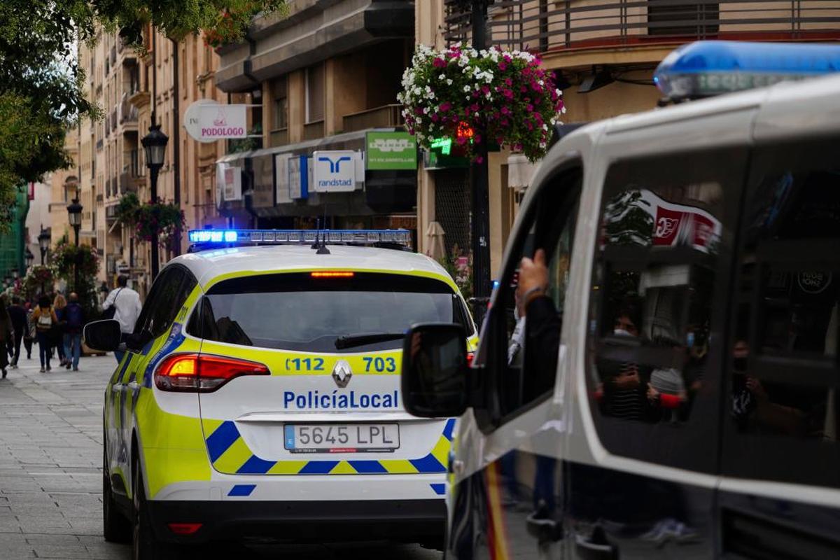 Patrullas policiales en otra intervención en la calle Zamora