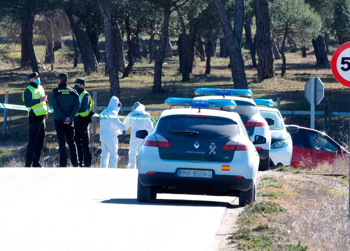 Vehículos de la Guardia Civil en el lugar en el que se encontró el cuerpo