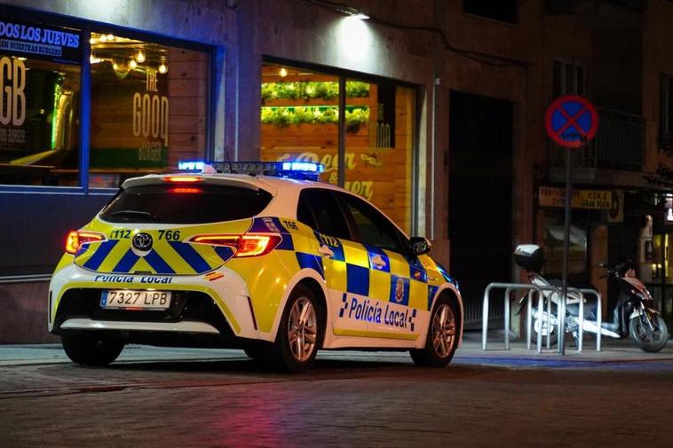 Un coche de la Policía local patrulla por la noche salmantina