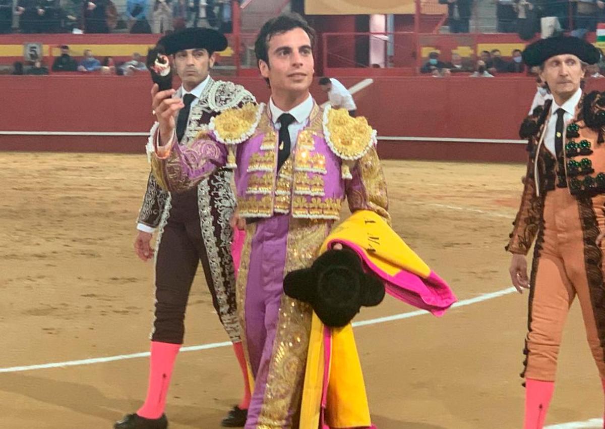 Alejandro Marcos paseando con la oreja recién cortada