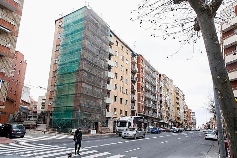 La fachada de un edificio del paseo de San Antonio, en obras.