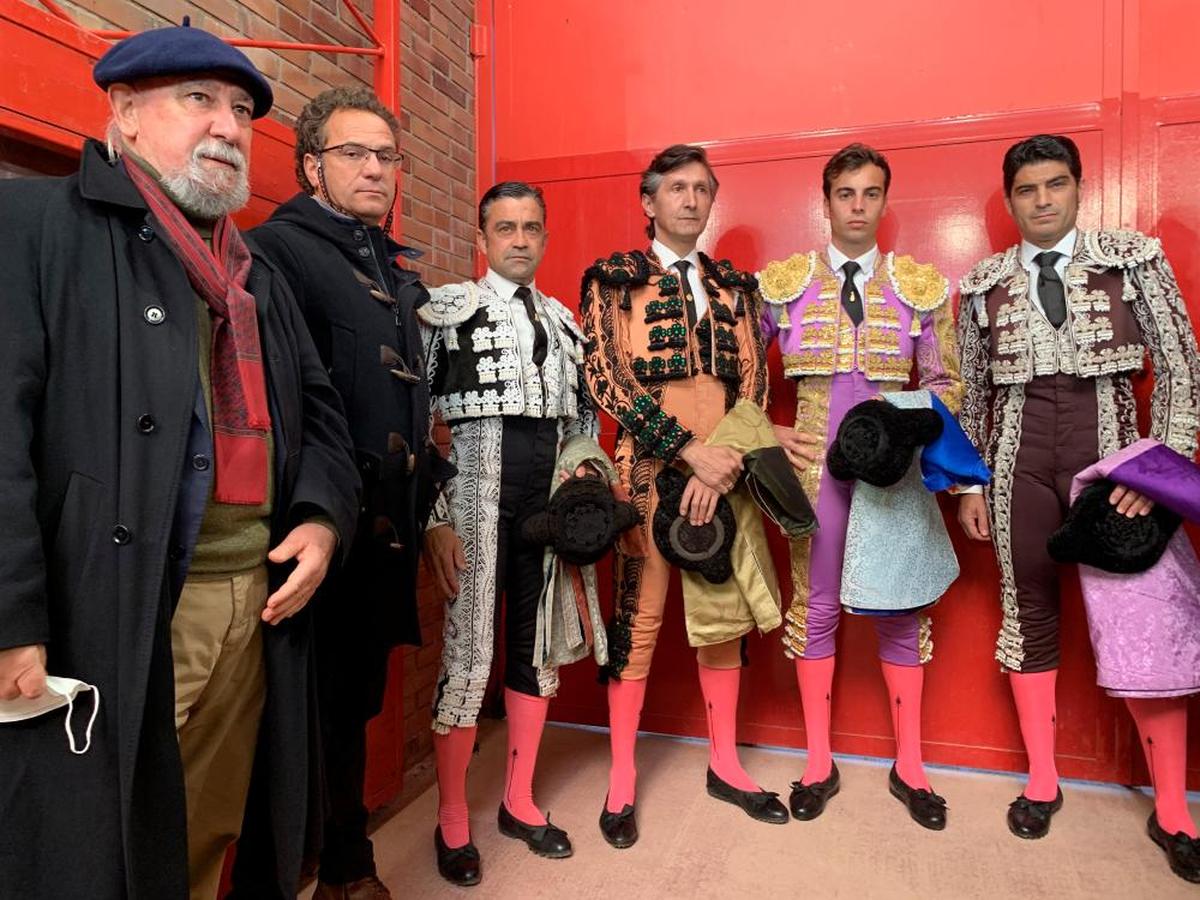 Andoni Rekagorri, Jesús Benito, El Víctor, Martín Blanco, Alejandro Marcos y Gómez Pascual, en el patio de cuadrillas de la plaza de toros de Valdemorillo antes del paseíllo.