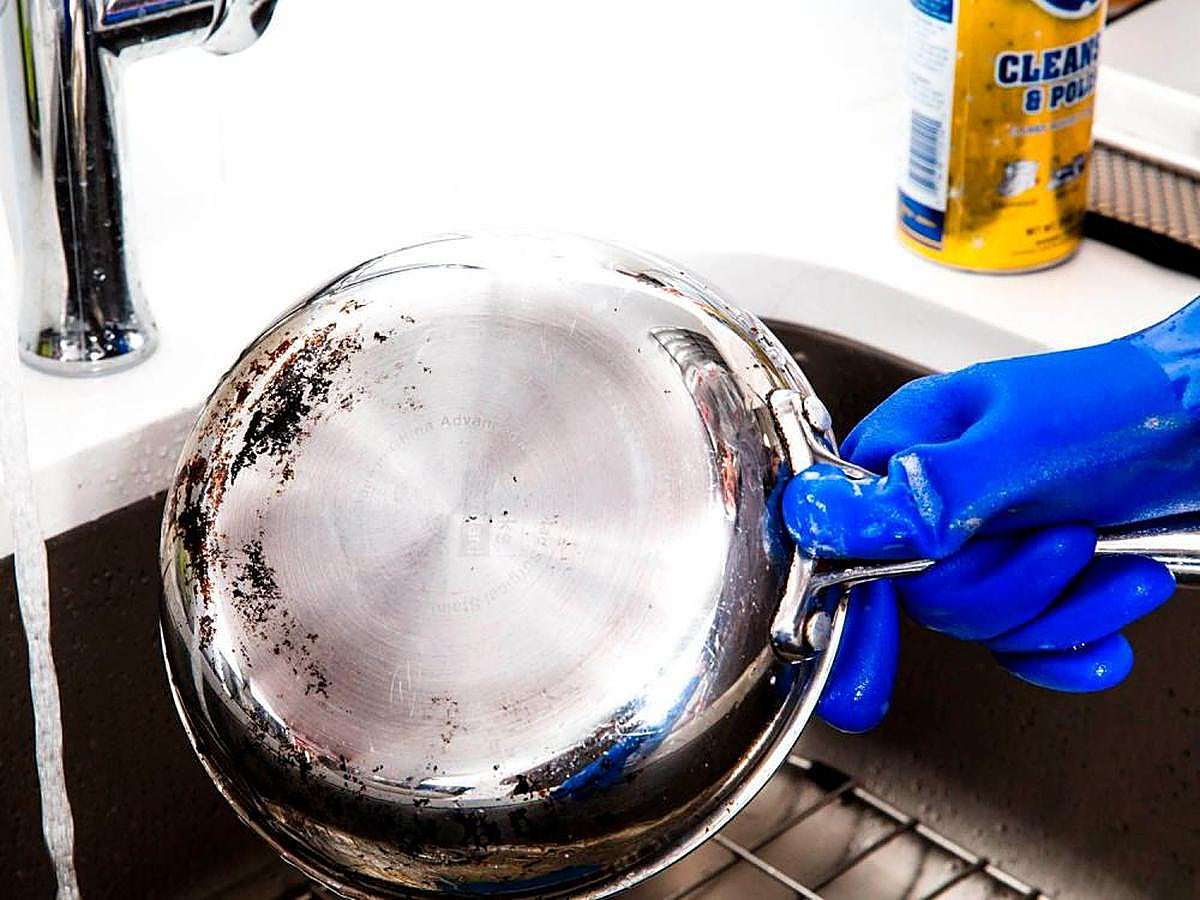 El truco para limpiar las sartenes quemadas y darles una nueva vida.