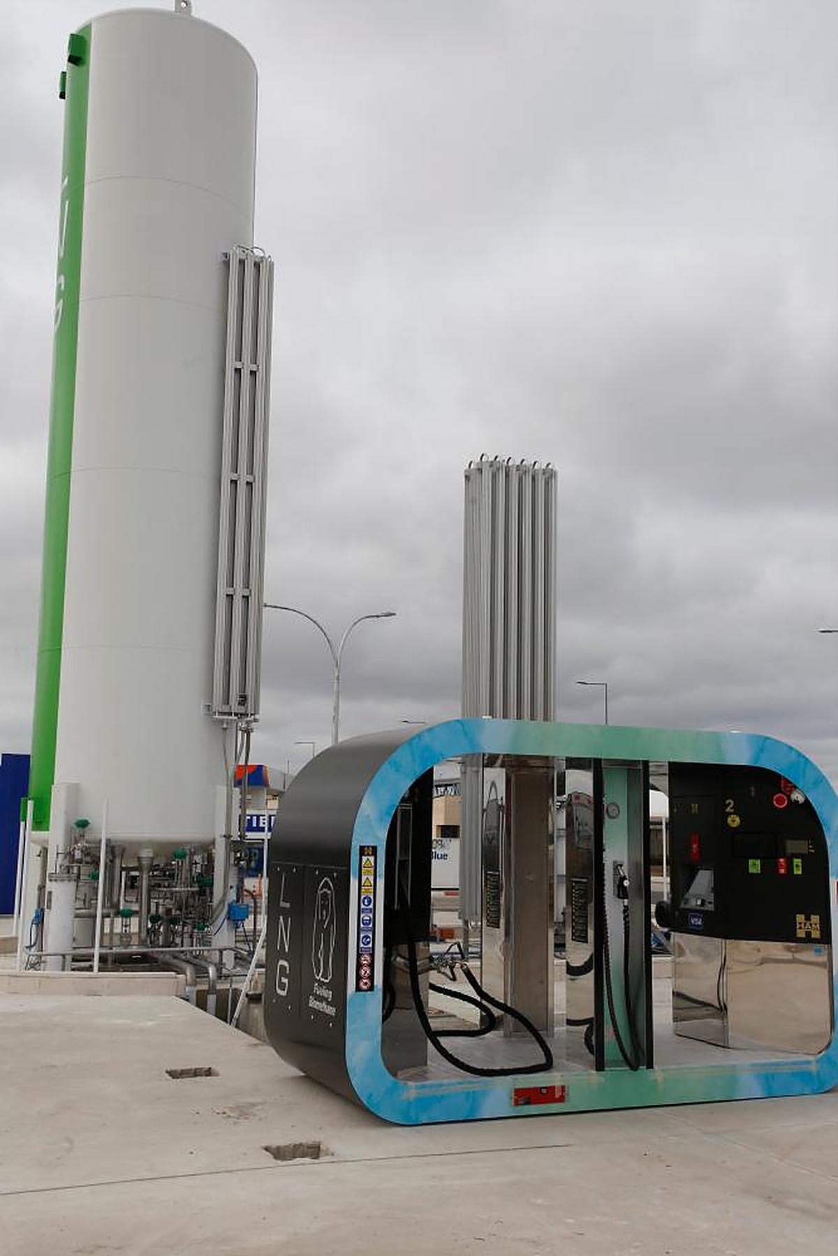 Instalaciones de la nueva “gasinera” del Centro de Transportes.