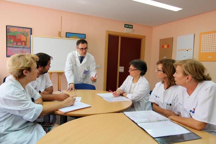 Elena Valades, Víctor Juan Antona, Carlos Roncero, Esther Álvarez, Victoria Martín y Carmen Jiménez, en una reunión del equipo de la unidad de Psiquiatría en Los Montalvos, previa a la pandemia.