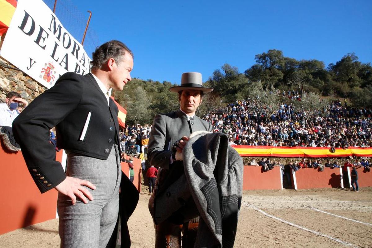 Miguel Ángel Sánchez, junto a Morante de la Puebla (a la derecha), en Valero el pasado 29 de enero.