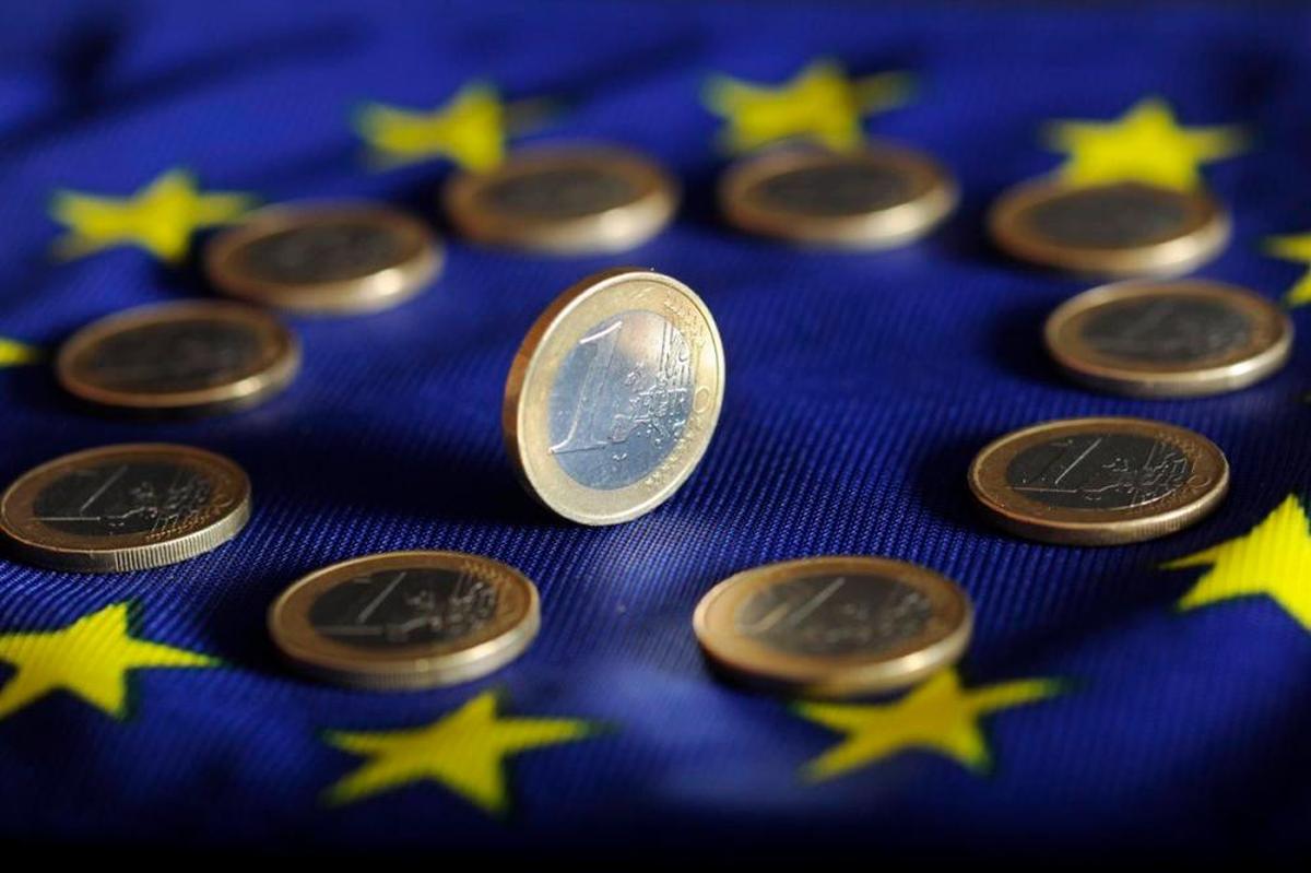 Euros sobre una bandera de Europa.