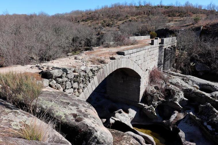 Imagen del puente de Rando sobre el río Alagón en término municipal de San Esteban de la Sierra.