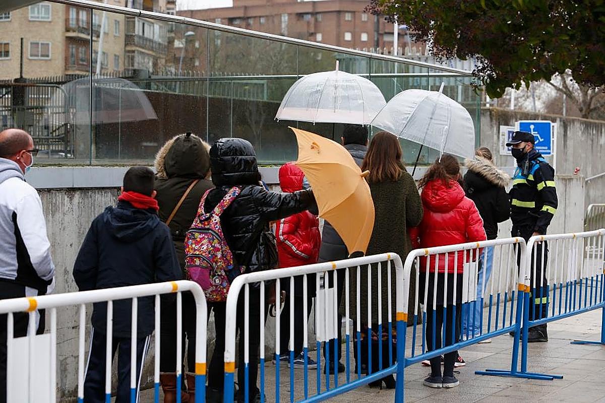 Vacunación masiva de niños en el Multiusos Sánchez Paraíso