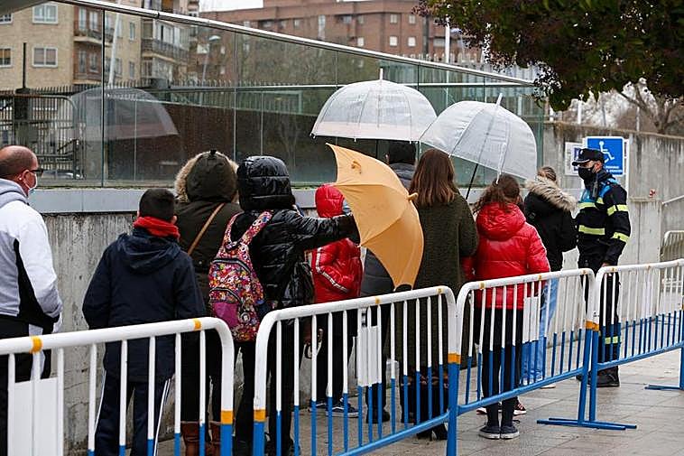 Vacunación masiva de niños en el Multiusos Sánchez Paraíso