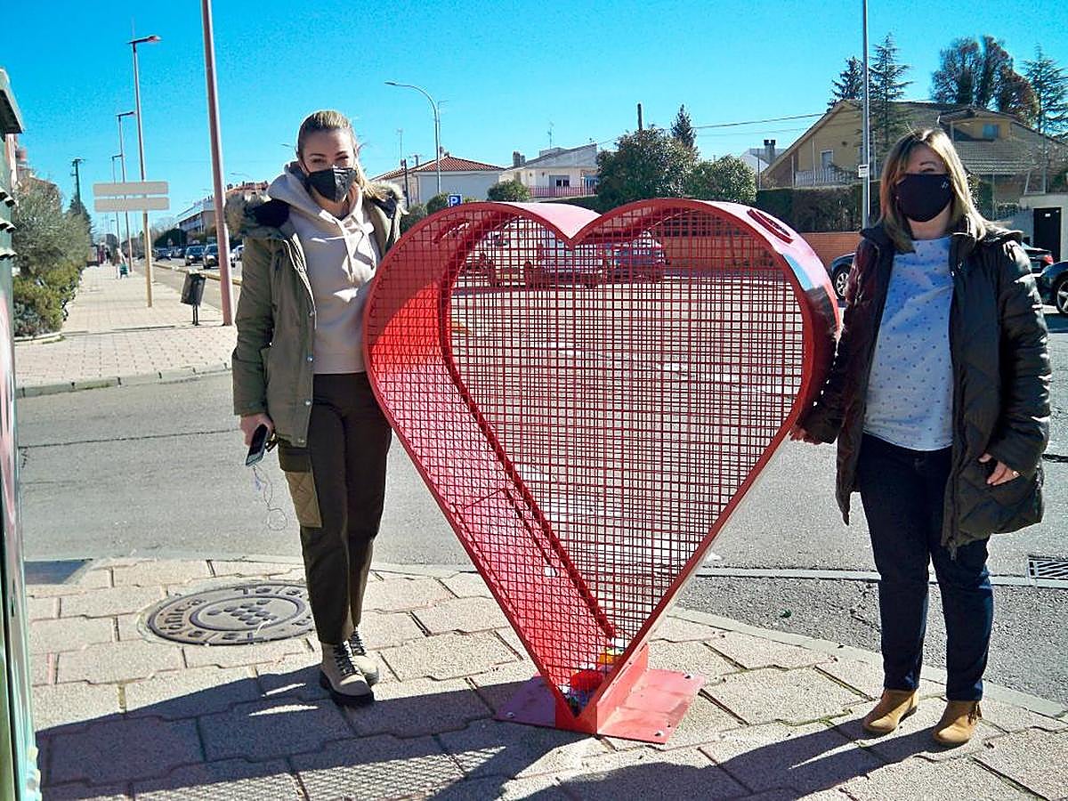 Marta Labrador y Esther Casado junto a uno de los nuevos contenedores de tapones