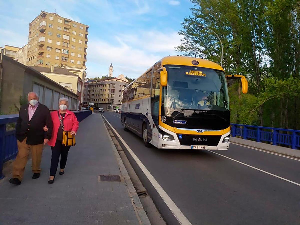 Un autobús de la empresa Monbus atraviesa el puente nuevo de Béjar.