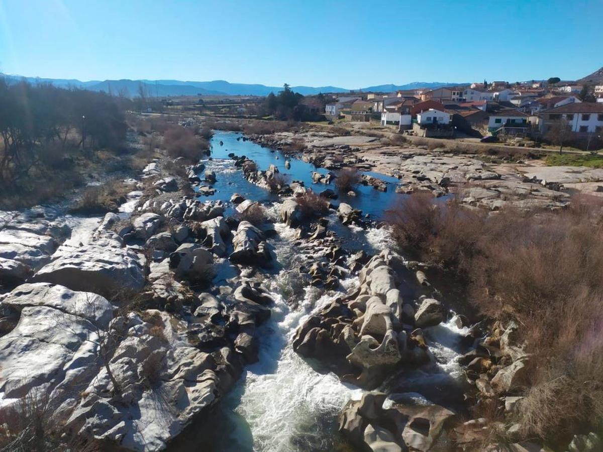 El río Tormes a su paso por Puente del Congosto.