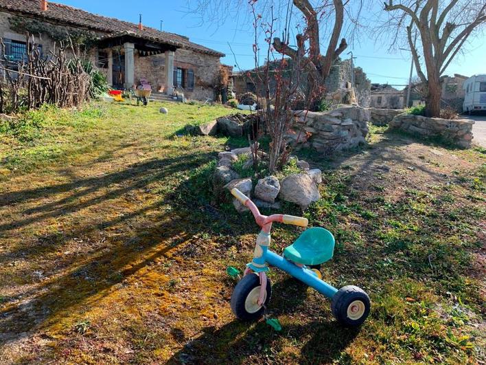 Casa de la familia con cuatro niños, con el triciclo a la entrada.