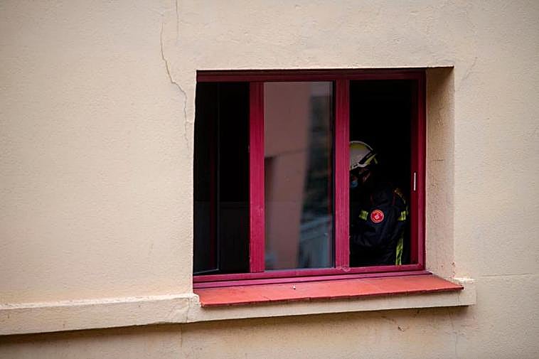 Un bombero trabaja en el incendio del Hotel Coronado