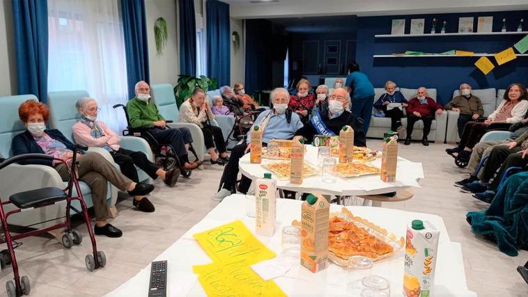 Un grupo de residentes, en una celebración de cumpleaños