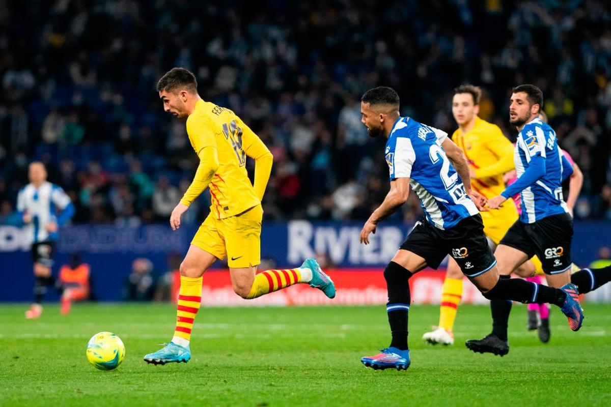 Ferran Torres intenta escaparse de los jugadores del Espanyol