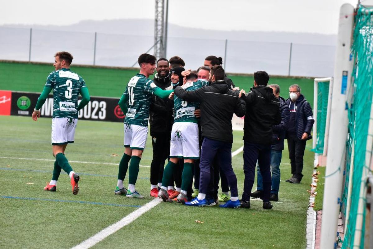 Piña de los jugadores del Guijuelo con su banquillo celebrando el gol ante el Atlético Bembibre