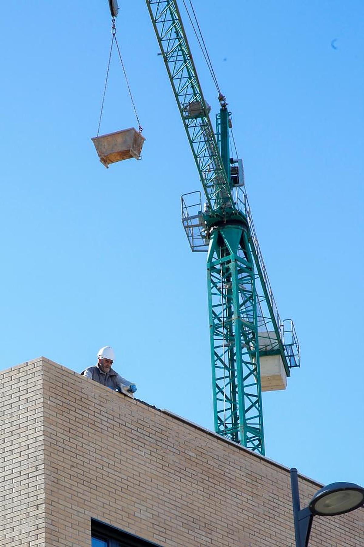 Un trabajador de la construcción en una obra