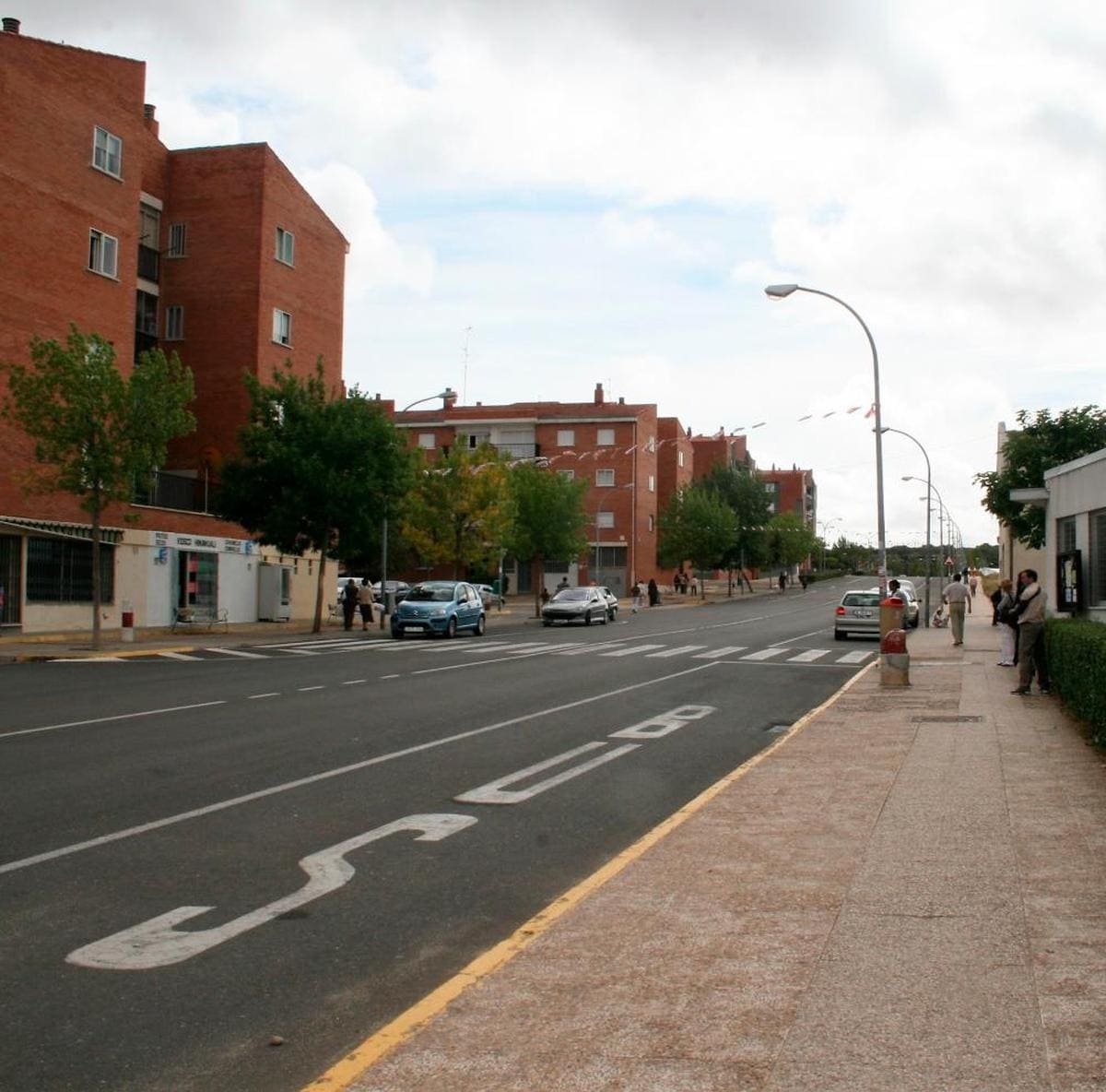 Vecinos en las calles de la urbanización El Encinar.