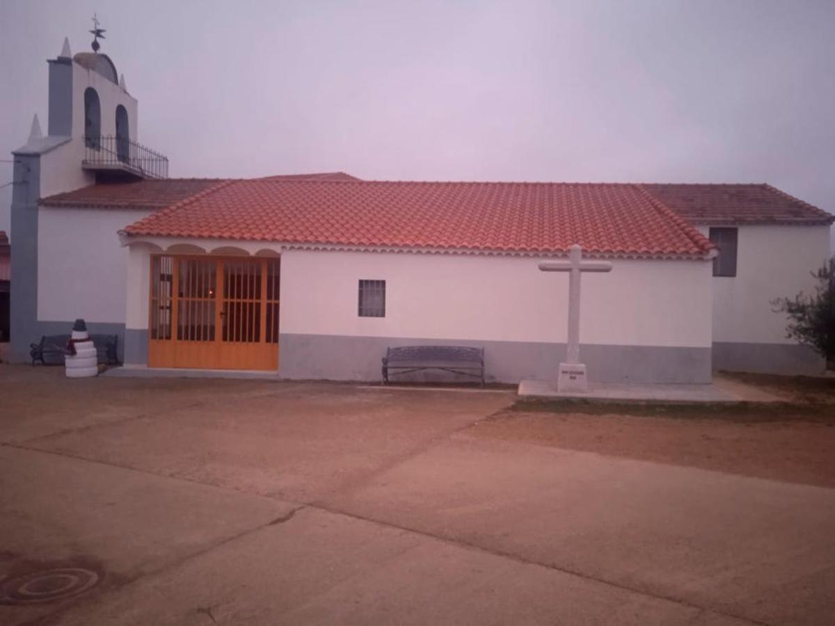 Imagen actual de la iglesia de La Purísima de la localidad de Dios le Guarde, recientemente restaurada y repintada.