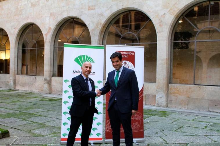 Óscar González y Manuel Rubio, tras la firma del convenio.