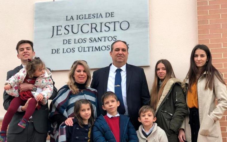 Imagen de la familia Morales que, procedente de Fuengirola, se ha empadronado en San Esteban de la Sierra.