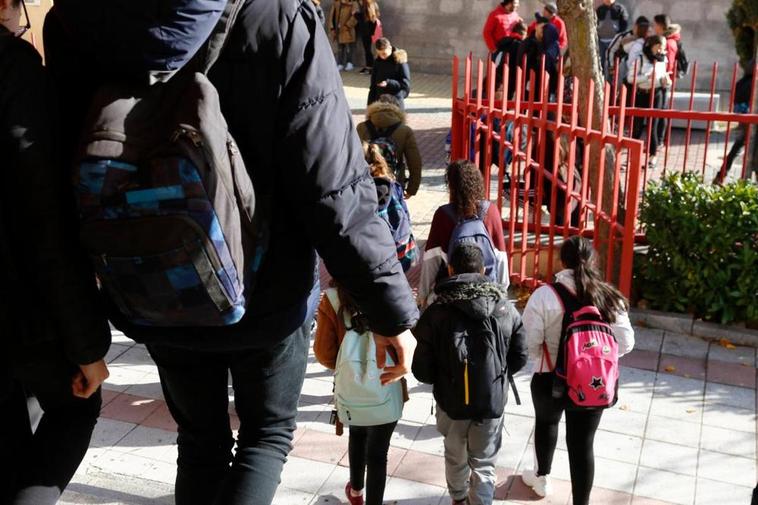 Imagen de unos alumnos de un centro educativo, a la salida de clase.