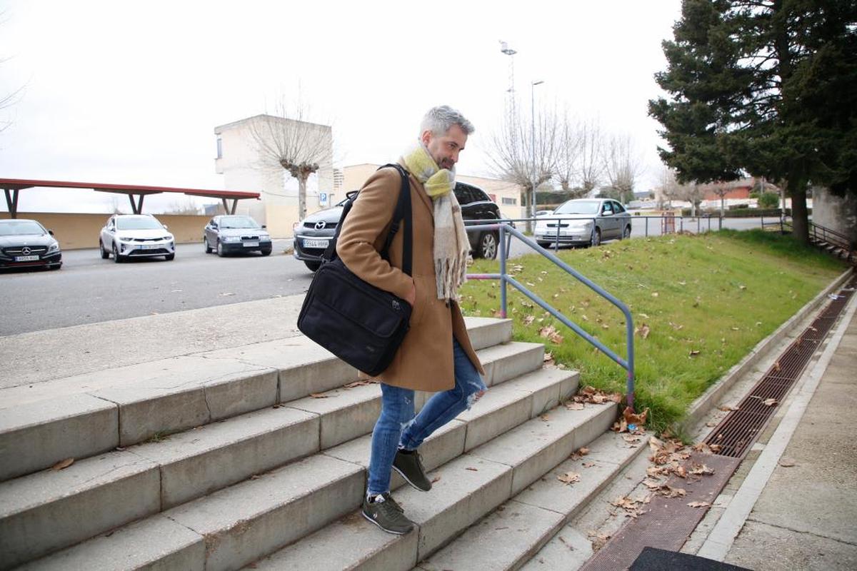 María Hernández bajando los cinco peldaños que dan acceso a los vestuarios del estadio Helmántico en su regreso como técnico 5 años después.