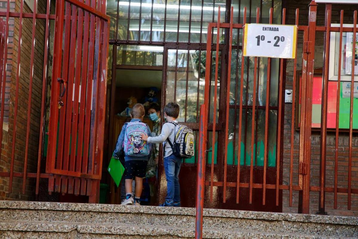 Entrada al colegio con mascarilla de niños de Primaria en un colegios de la capital.