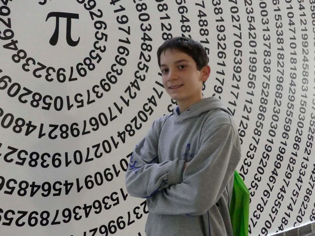 Julio Vivas con la espiral del número Pi que preside la entrada del edificio de Matemáticas del Estudio.
