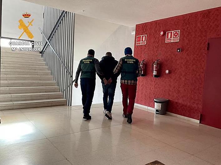 Agentes del instituto armado trasladan al varón detenido