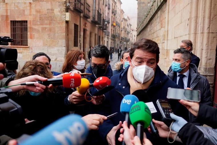 Alfonso Fernández Mañueco, en la entrada de la Universidad de Salamanca