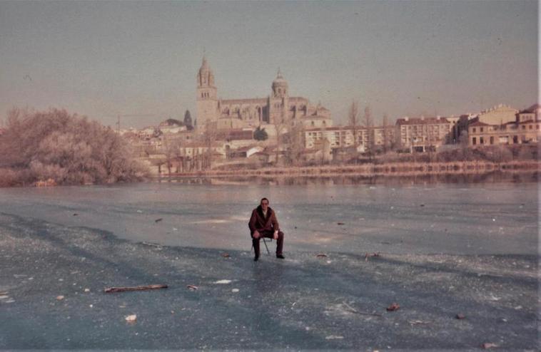 José González (Bicis Palacios), sentado en el Tormes congelado en enero de 1992.