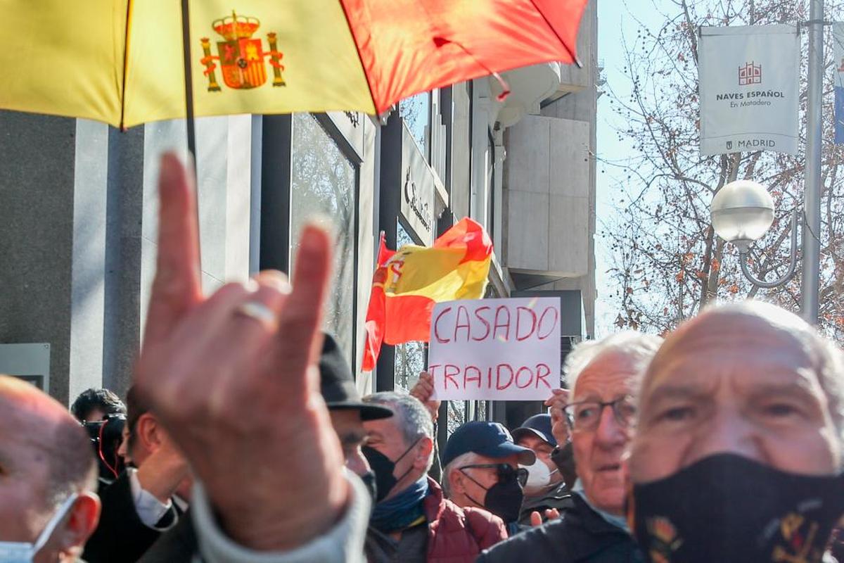 Una de las pancartas contra Pablo Casado frente a la sede de Génova este domingo