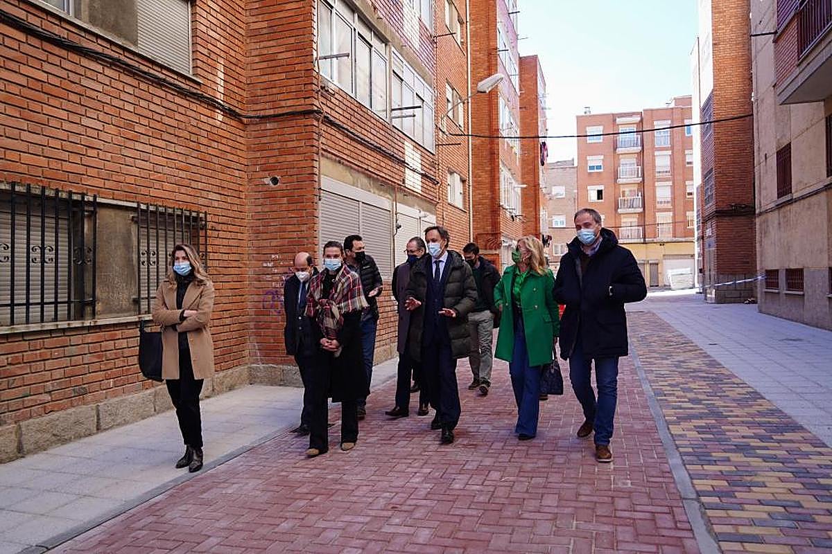 Carbayo (centro), junto a vecinos de la zona y técnicos, visitando las obras de la Chinchibarra.