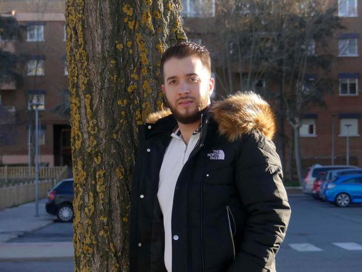 Isaac Motos Bermúdez, en una zona verde a la entrada del barrio de Buenos Aires.