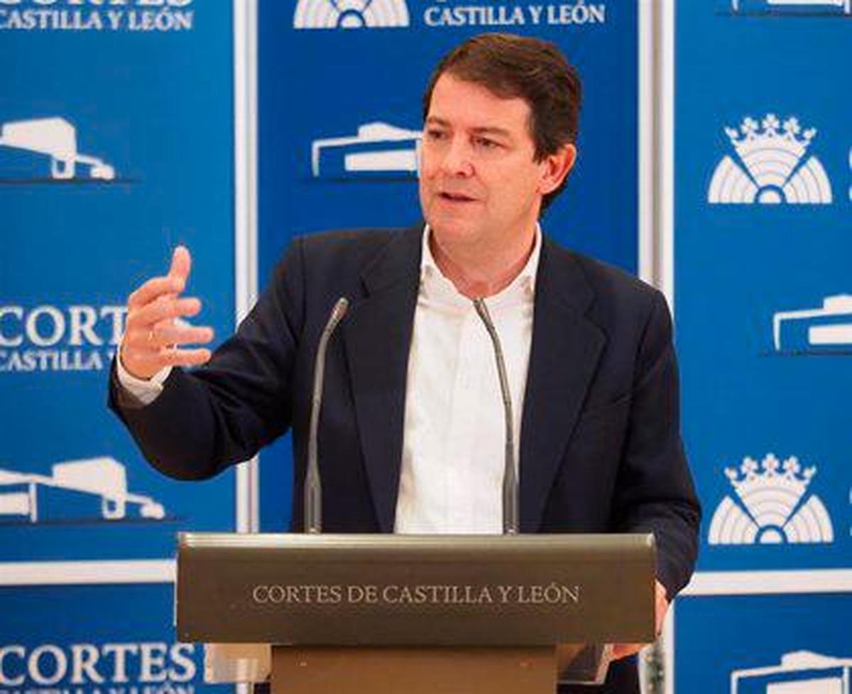 Alfonso Fernández Mañueco, en una rueda de prensa después de una reunión con el PSOE de Castilla y León.