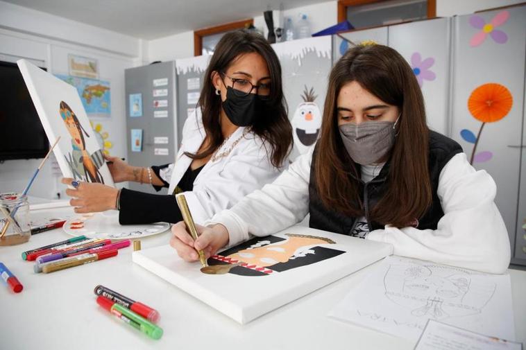 Marta de Andrés Samaniego junto a Sara Cotano Bayón preparan la exposición.