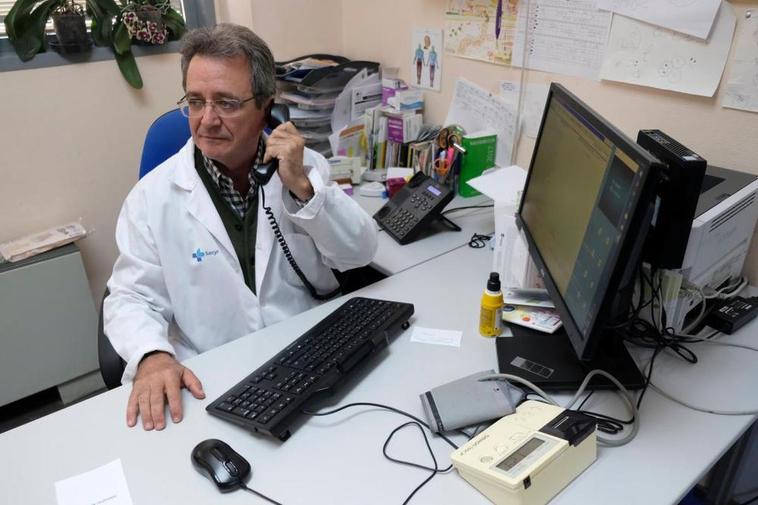 Un médico de familia salmantino realizando gestiones telefónicas sin presencia de pacientes.